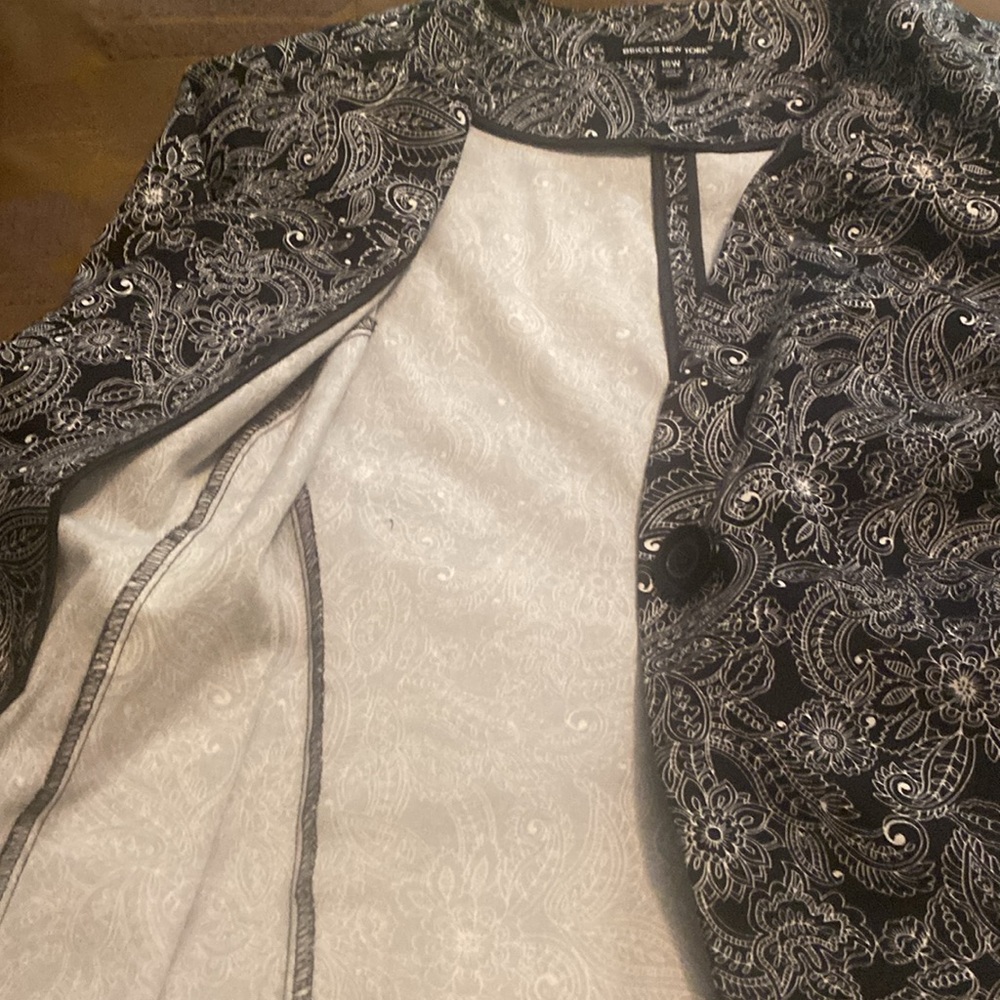 Briggs New York bl/wh paisley jacket, one front button, Sz 16W, unlined, EUC - Picture 7 of 8